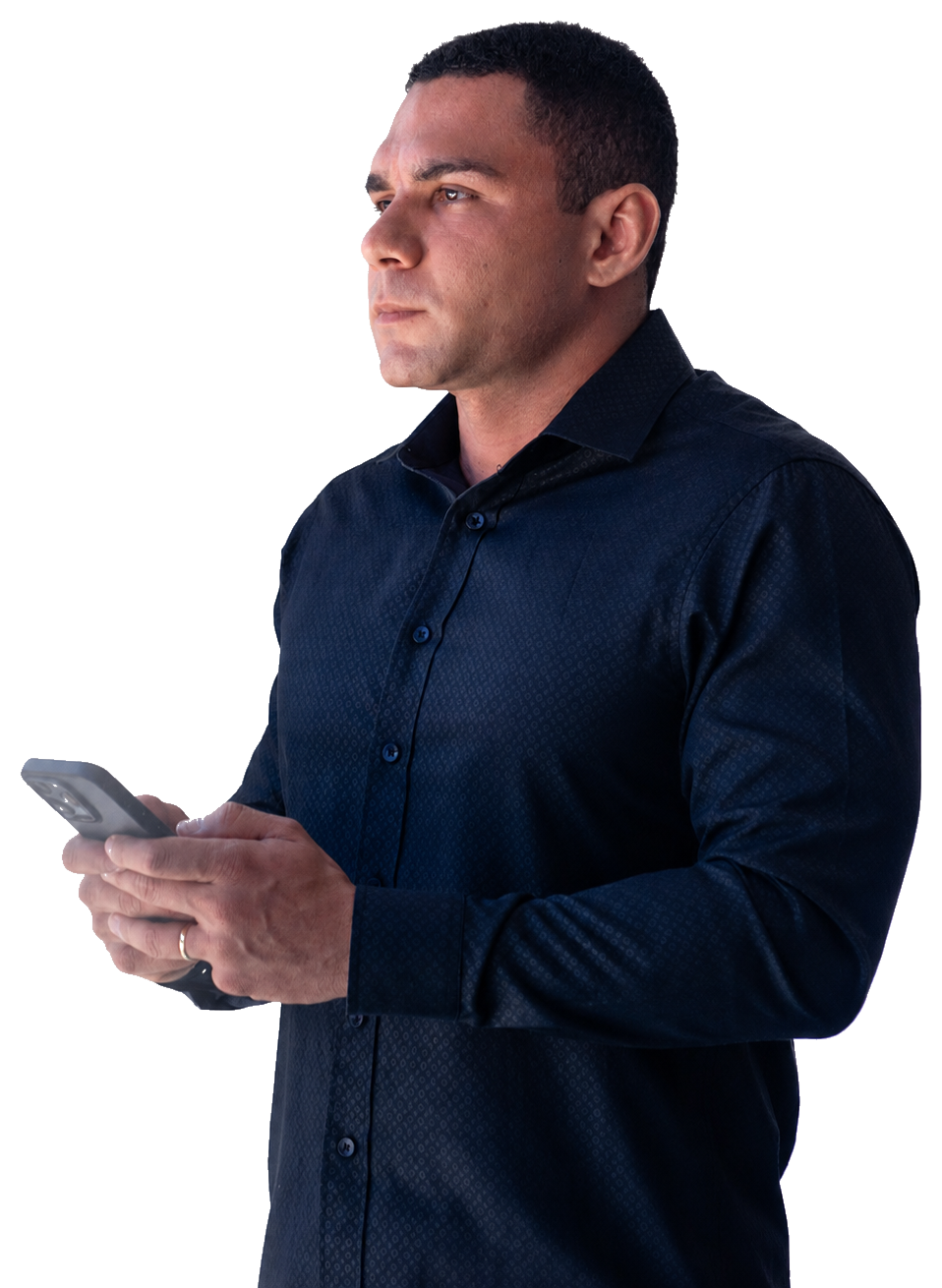 Felipe segurando um celular
